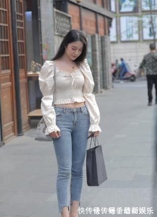 穿搭 小姐姐身穿牛仔裤,简单穿搭就很美,靓丽十足!