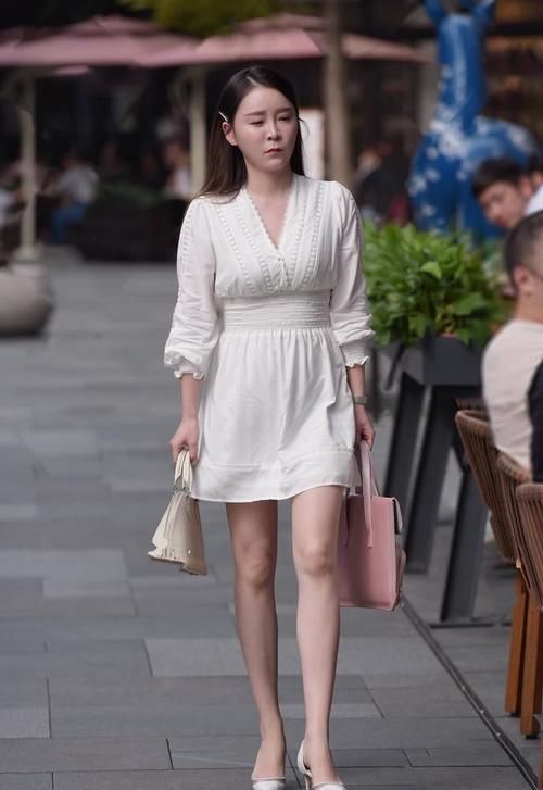 街拍 微胖美女穿搭白色束腰裙，款式简约大方，更显优雅气质