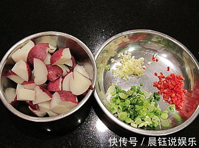 土豆的这种做法，儿子总说吃不厌，我家隔三差五就做一回，超下饭