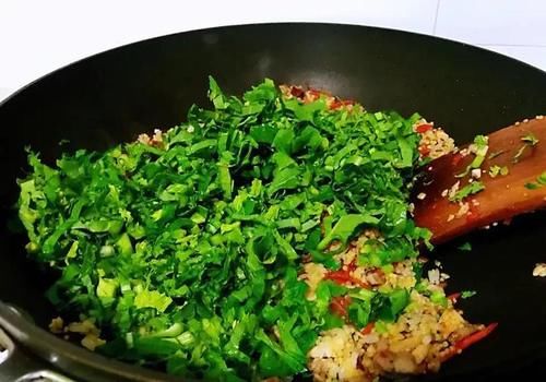 红萝卜和什么菜一起炒好吃？