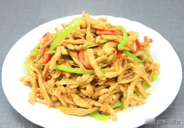 红椒|黄花菜炒肉丝很多人第一步就做错了，难怪不好吃，大厨教你如何做