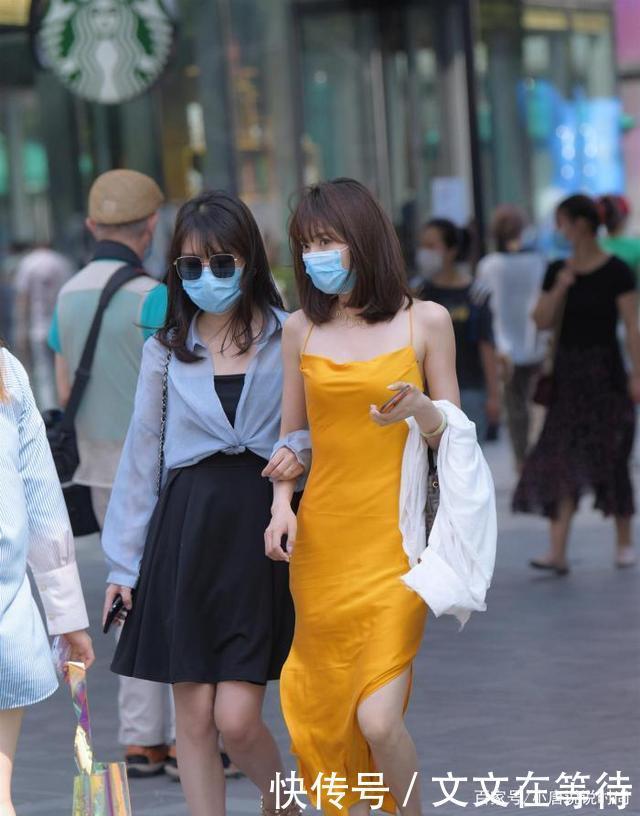 十足|超级明亮的黄色低胸吊带裙,气场十足,真的很漂亮很酷