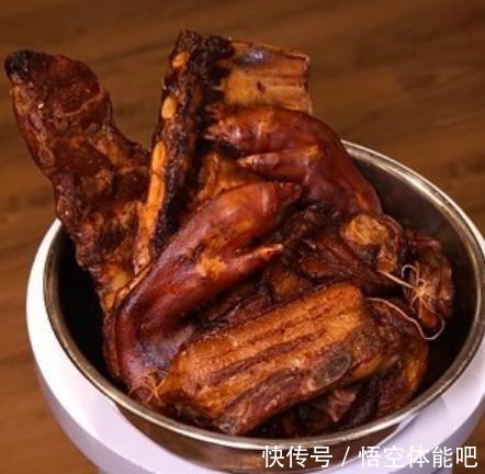 农村才能做烟熏肉学会这招,城里也能熏,味道更香,放1年不坏!