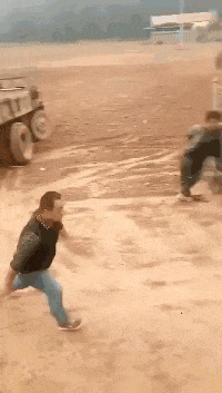 |搞笑GIF:老公你要相信我 我膝盖上面的伤就是这么来的