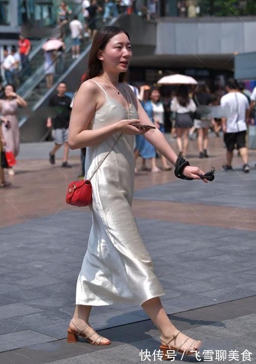 吊带 亮白色丝质吊带宽松连衣裙,搭配红色链条包包,热情又大方的穿搭