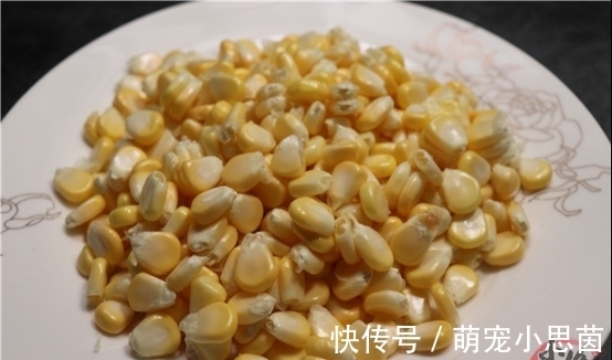 玉米身上有个小开关，转一转玉米马上散开，2分钟剥一盆，超省