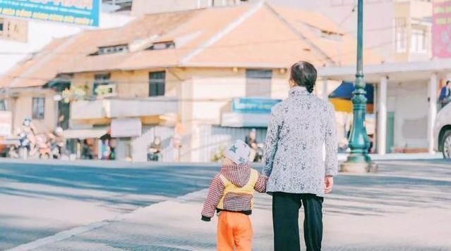 小家伙|“奶奶,你为什么不住在我们家呀”6旬老人的回答,值得深思