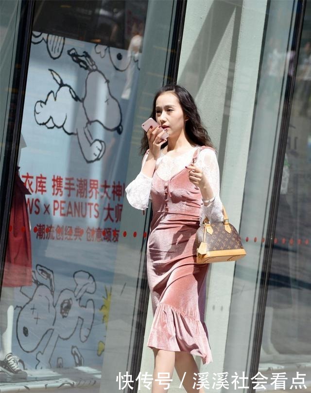 蕾丝|黑白格子搭配高跟鞋，一袭吊带长裙身上穿，不仅减龄还显气质