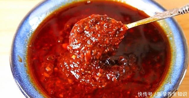 烧烤店开不下去，改门口摆地摊，一晚卖300罐，老板比卖烤串强