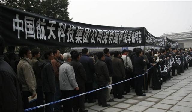 送行|钱学森葬礼:去世后天降大雪,三军仪仗队为他抬棺,数十万人送行