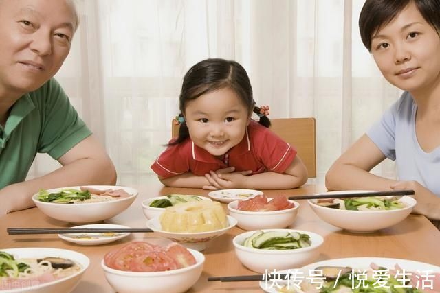 情商|孩子情商高不高,从饭桌上这三点就能看出来,你家孩子属于哪种