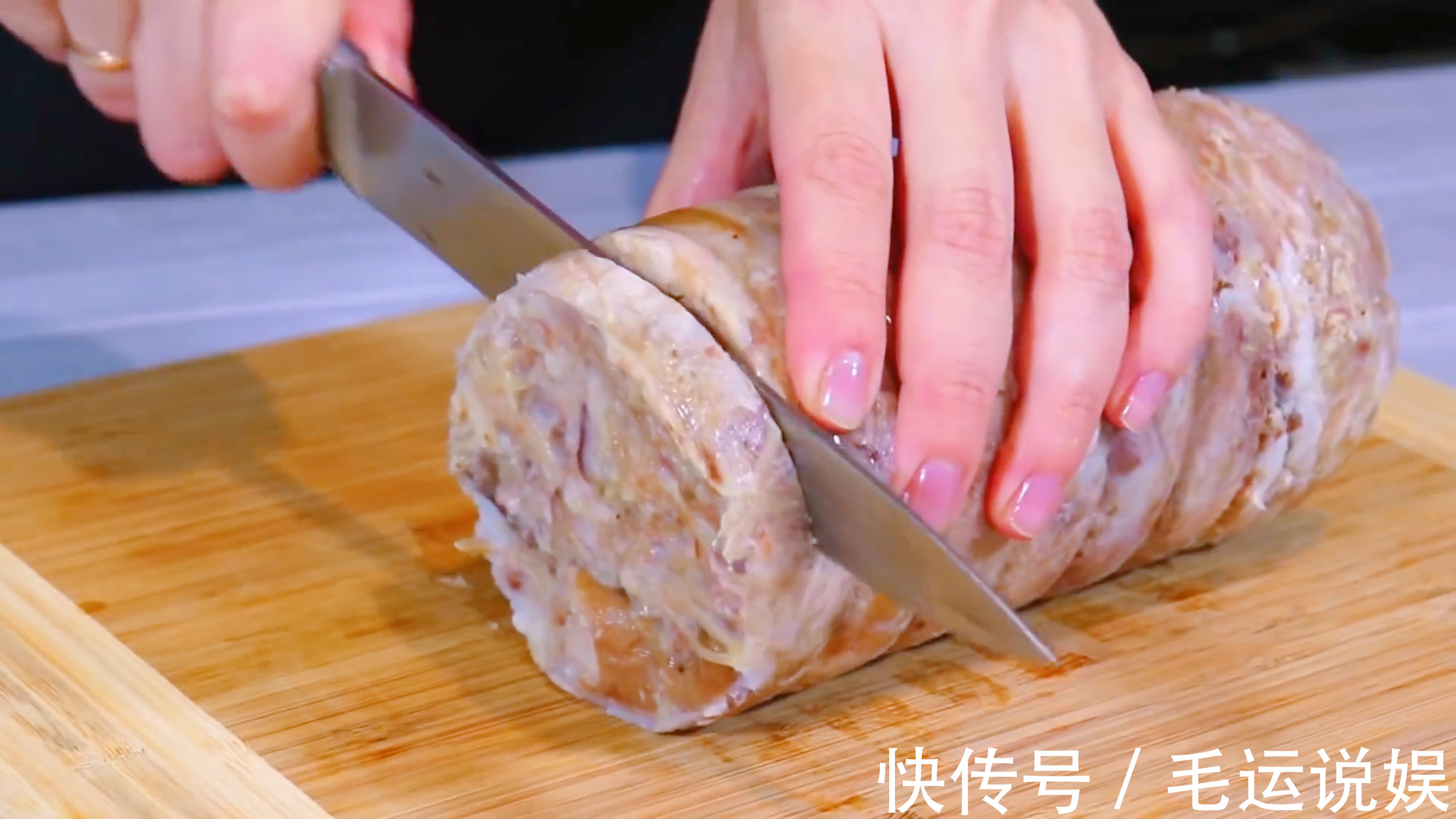 把猪肉装到矿泉水瓶子里,12小时后变成美味香肠,做法头一次见