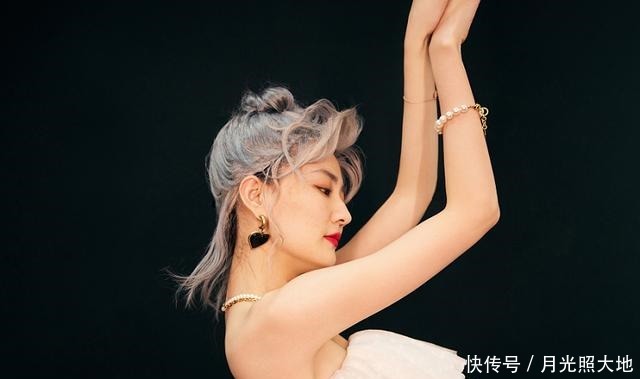 老人|徐璐化老人妆为妈妈应援,一头银发的俏皮小老太,美女老了也好看