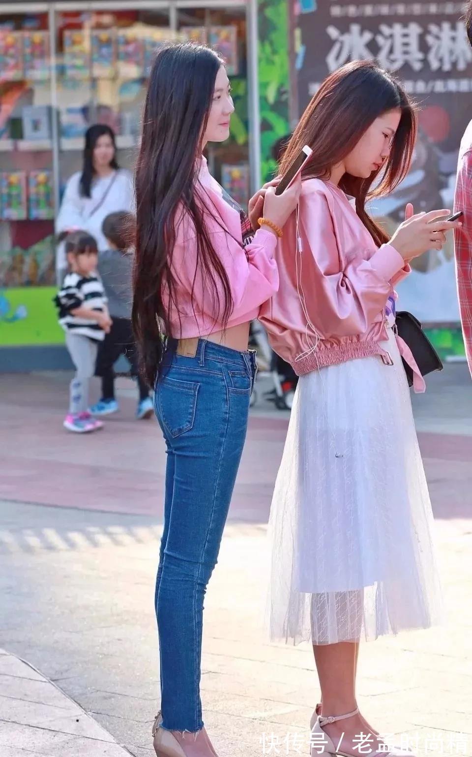 大长腿 街拍: 粉色长袖衫搭蓝色牛仔裤的大长腿美女, 迷人的长发很淑女!