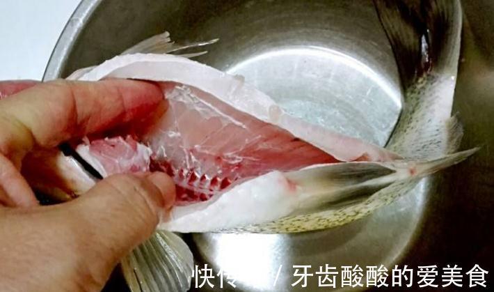 给鱼去腥，别只会用料酒！去除鱼身上4个地方，咋做鱼都香喷喷