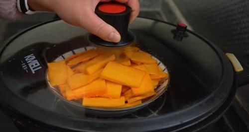  南瓜|冬天多吃南瓜糯米粉，不加一滴水，软糯香甜还流心，比油炸还好吃