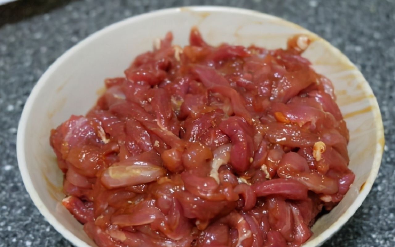 不论炒啥肉,都别直接下油锅,学会这2招,肉香不柴也不腥