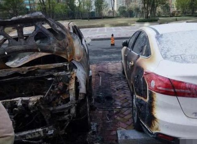 不懂事|熊孩子放火烧毁5辆车,车主要求赔偿,家长:算了吧,孩子不懂事