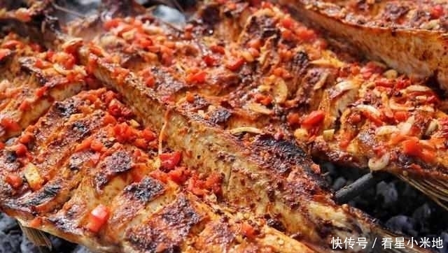 烤串|这才是真正的烤串,10个人都没吃完一串,老板真是实在!