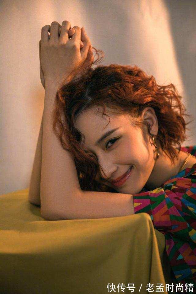 气质|何超莲烫了卷发,搭配碎花裙却跑出“阿姨味”,气质全靠颜值撑着