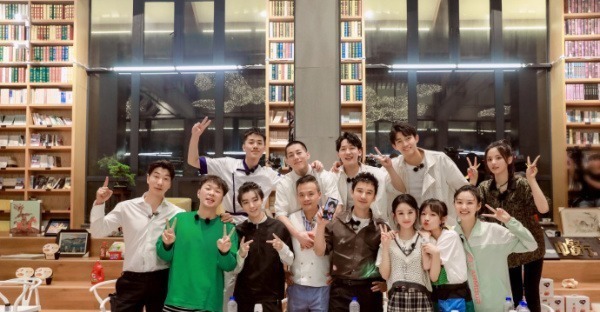 活在别人微博里的赵丽颖,与杨超越同框比美,气质差距很明显