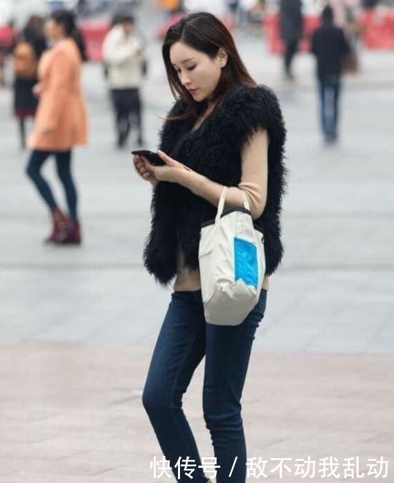 吊带裙|街拍小姐姐身材小巧精致,吊带裙搭配高跟鞋,背影小鸟依人