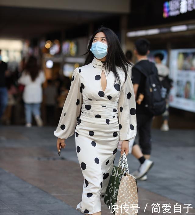 连衣裙造型更加灵活,独特高雅