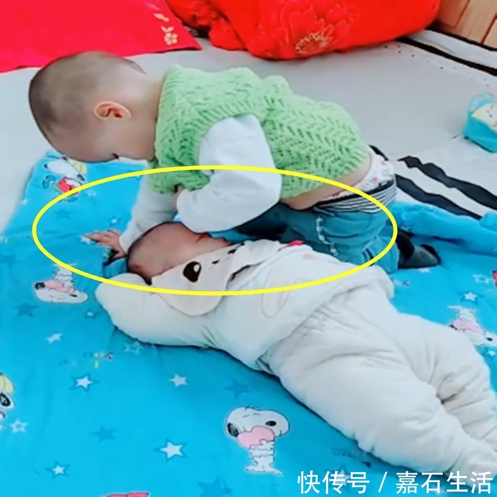 打扫|妈妈让哥哥帮忙照顾一下妹妹,无意中看到这个画面,感动又好笑