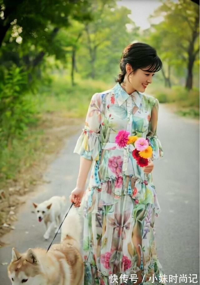 高跟鞋|周涛穿高跟鞋在公园遛狗,遛出了新高度,遛狗也穿这么正式?