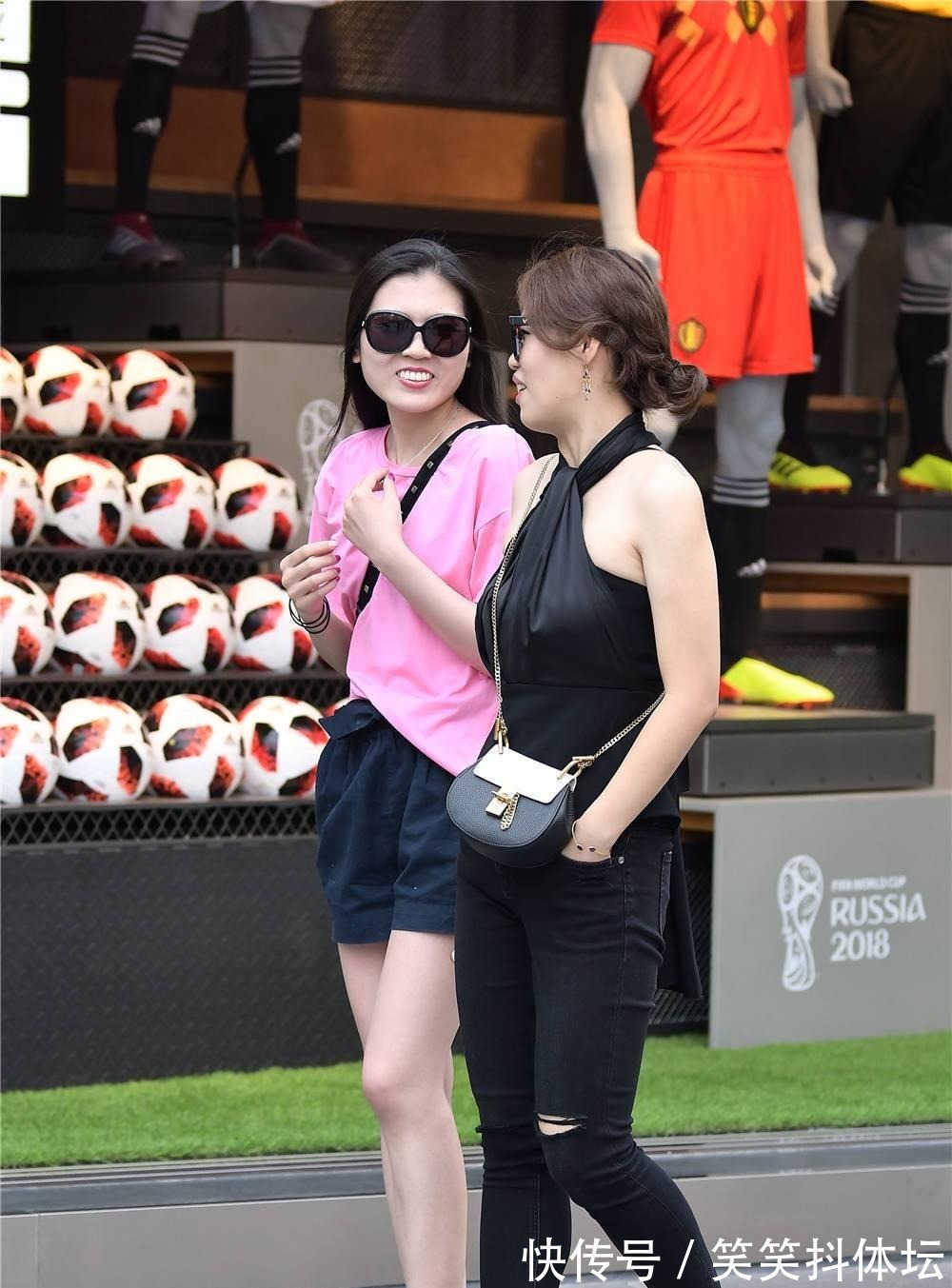 搭配 黑色紧身牛仔裤,搭配黑色一字带细跟凉鞋,时尚姑娘才会注意穿搭!