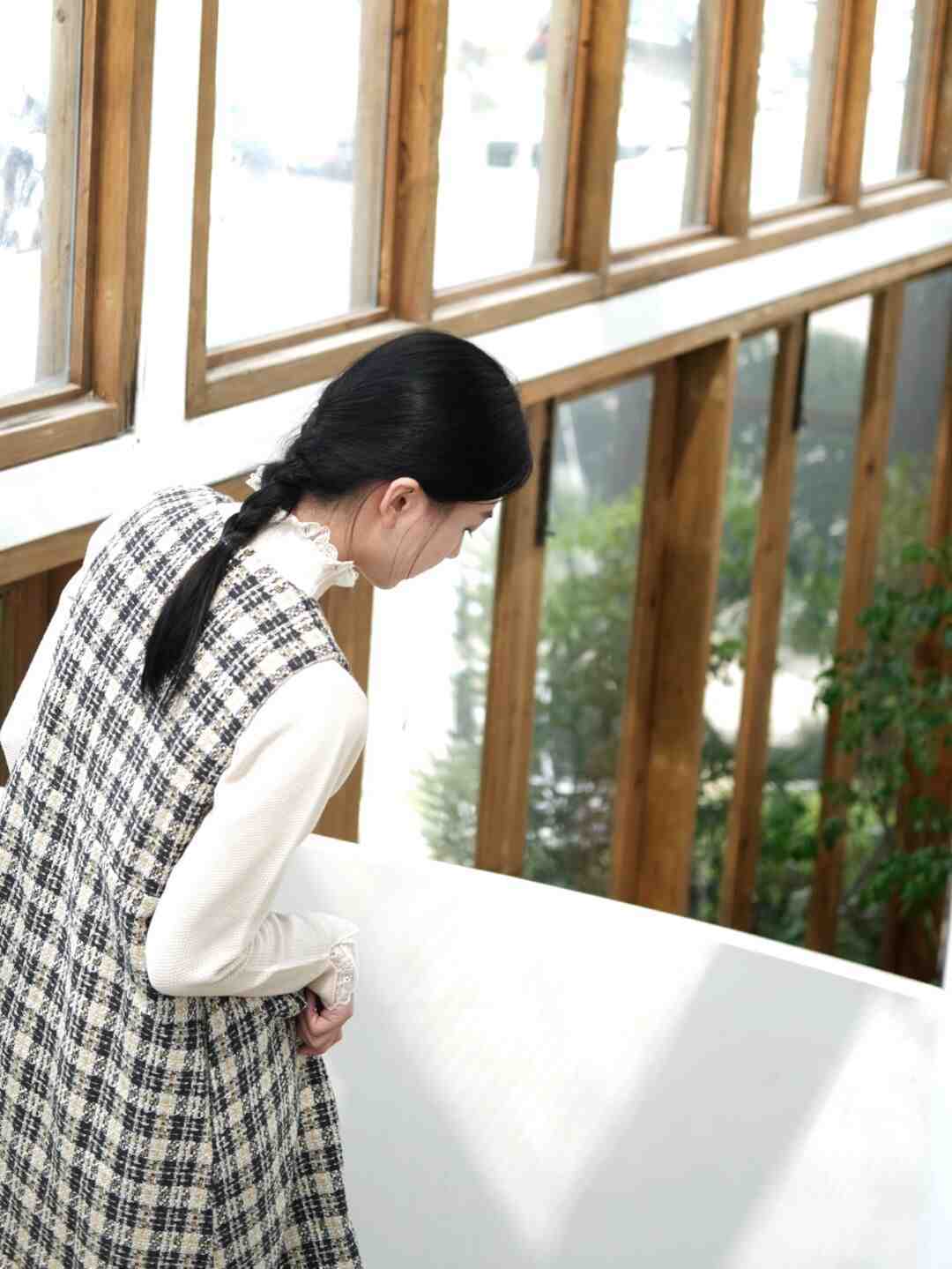 小姐姐|还在纠结冬天穿什么?套头毛衣搭配连衣裙,让你俏皮清新又自信