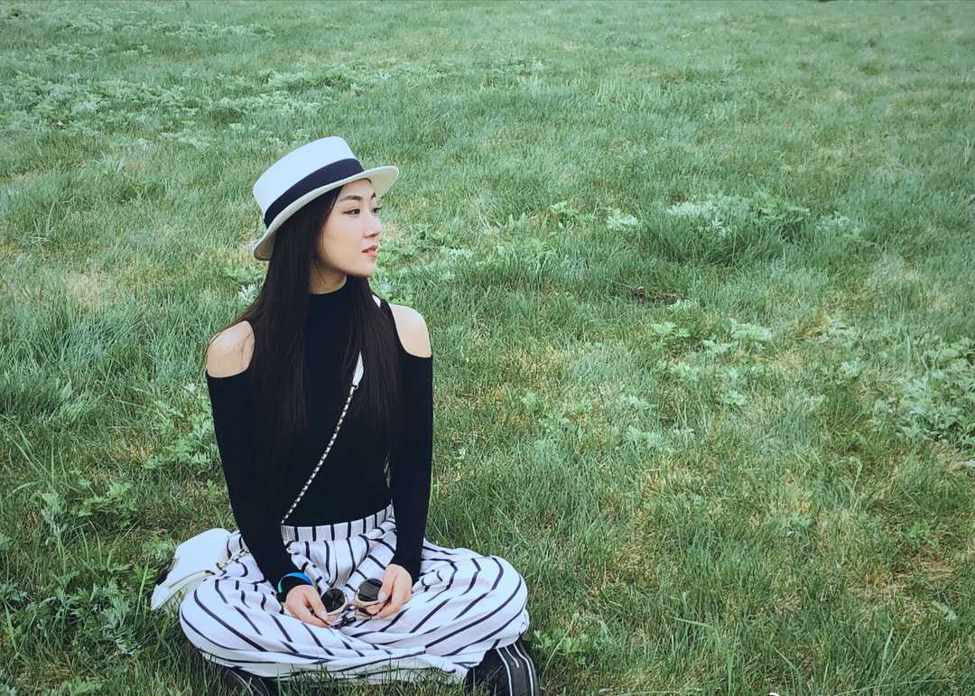 菅纫姿不愧是气质丽人,黑色露肩上衣配阔腿裤潇洒随性,舒适洋气