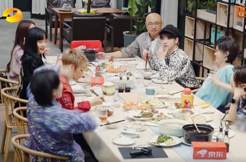  周震南|郁可唯做开心动作，从周震南的表情里，我看到了浪姐和女团的差别