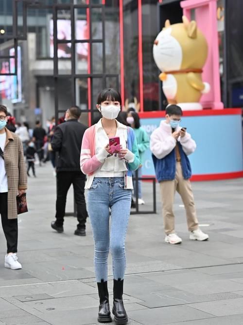 风格多样的牛仔裤，让女孩们可以穿出各种美丽