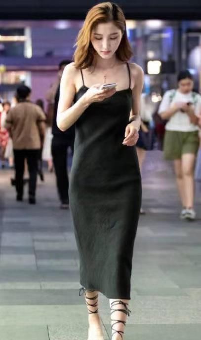 蝴蝶骨 跟着网红学穿搭,保证不踩雷,黑色连衣裙,呈现出优秀的蝴蝶骨