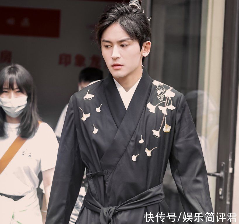 团宠|又一悬疑综艺来袭,张哲瀚李易峰加盟还不算,唯一女嘉宾是真团宠