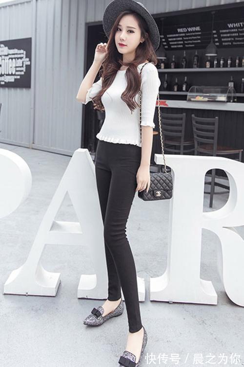 搭配 打底裤的设计,让你呈现一种独特的美,看起来很别致又典雅