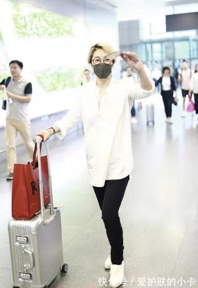 外套|毛阿敏虽然58岁了,穿中式外套却没有大妈感,染一头金发很是时髦