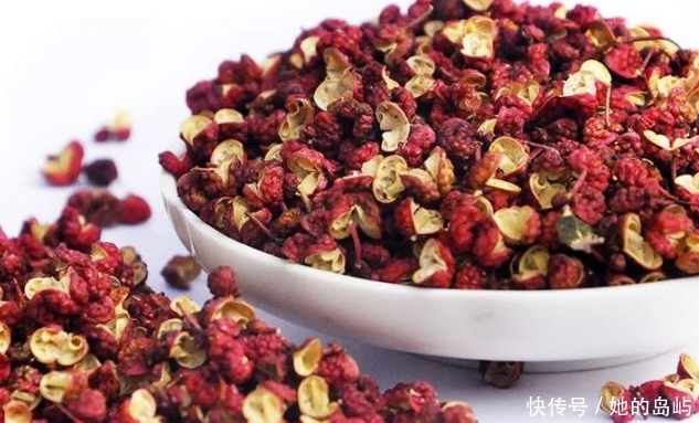 女人每天睡前肚脐上放上此物,半个月下来,排出湿气,甩掉大肚腩