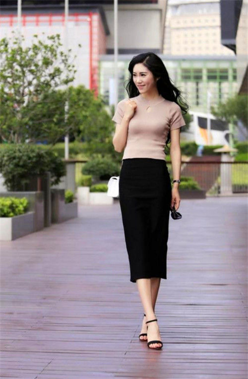 街拍紧身短袖+黑色裙子,小美女委婉一笑百媚生