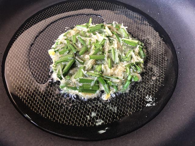 新版韭菜盒子，不用面粉，做法简单，味道香，出锅抢着吃