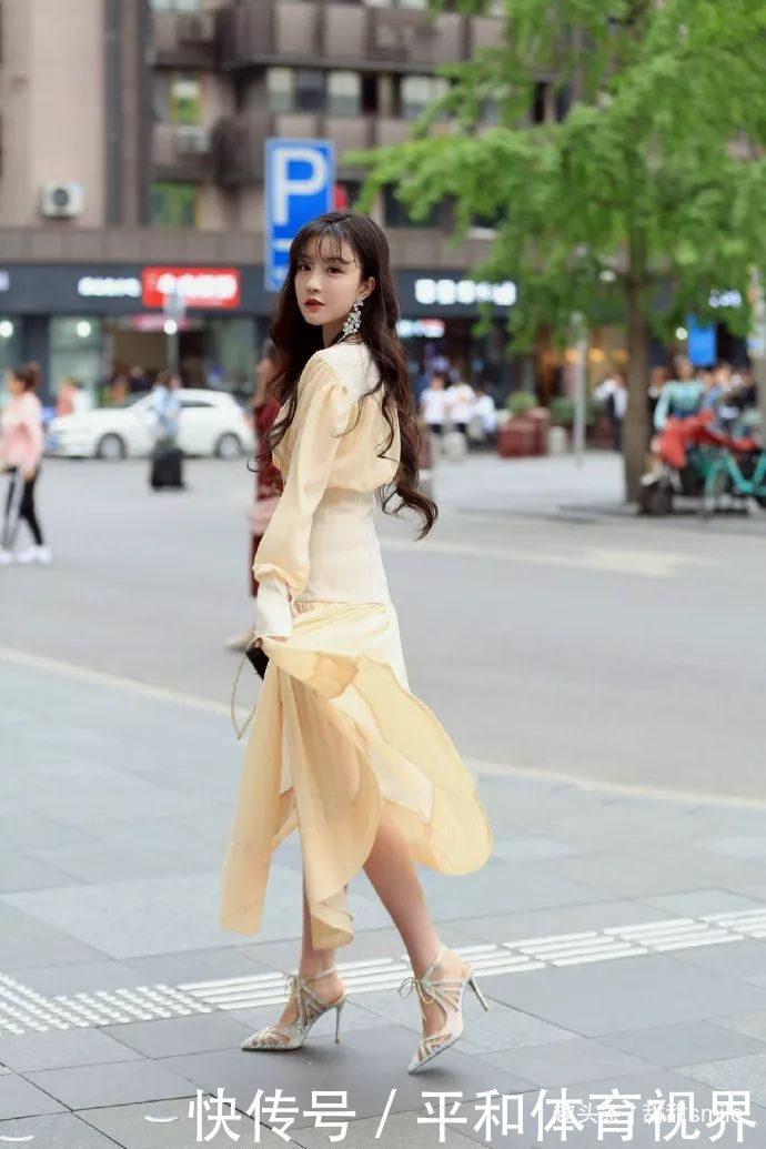 美女脚上搭配一双尖头的裸色高跟鞋,气质迷人又时尚