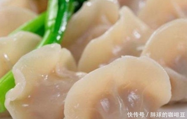 超市冰柜里一袋速冻饺子卖12元,到底是用啥做出来?看完你就懂