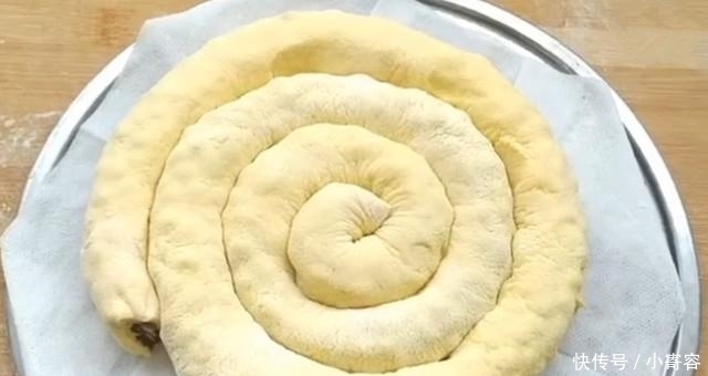 玉米面|玉米面最新做法,简单卷一卷,再上锅蒸一下,做好比面包还好吃!