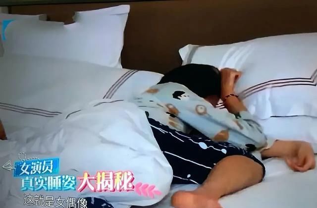 王牌家族清早被掀被子，素颜曝光，范丞丞认不出张小斐包场求原谅