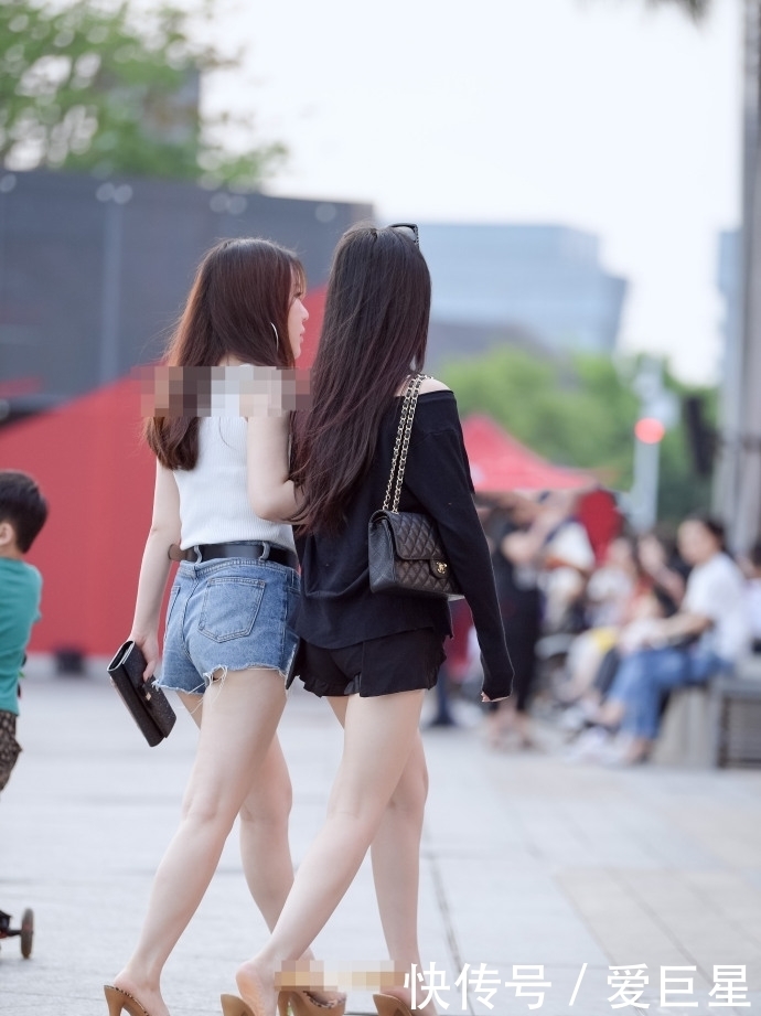 热裤|街拍:时尚靓丽的美女姐妹花,性感热裤展现迷人身材!