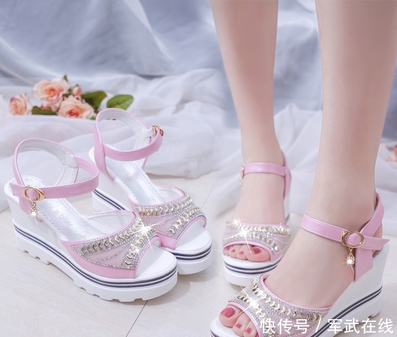 老婆真会穿逛街回来,被她脚上的凉鞋给惊艳到,迷人的认不出来