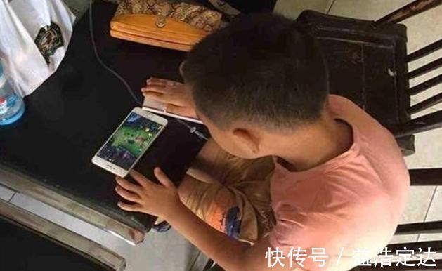 放学|宝妈炫耀儿子从小不玩手机,等孩子放学后,被现实打脸