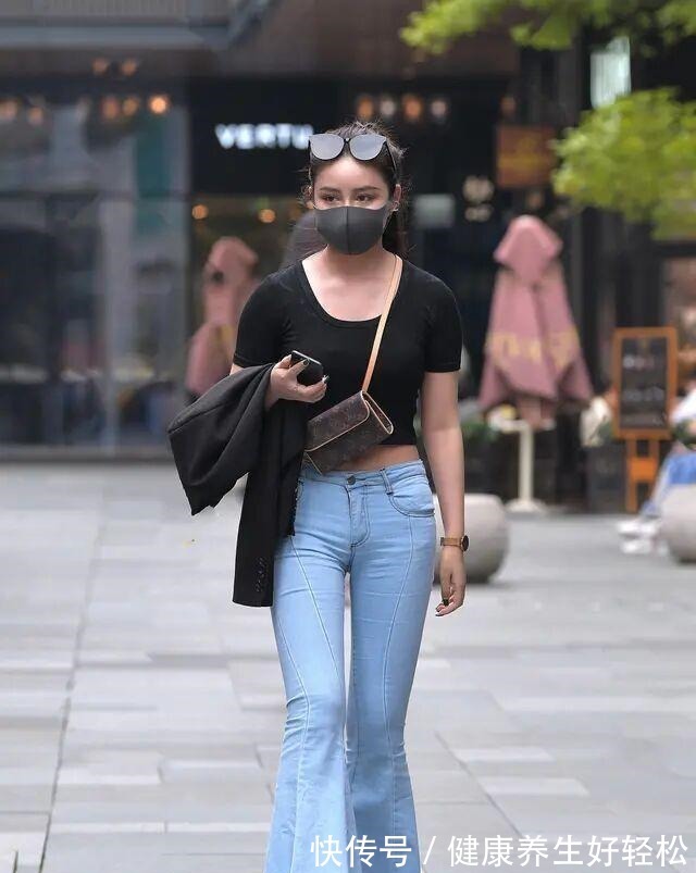 t恤 黑色短款上衣搭配蓝色阔腿打底裤，时尚端庄，贤良淑德气质无疑！