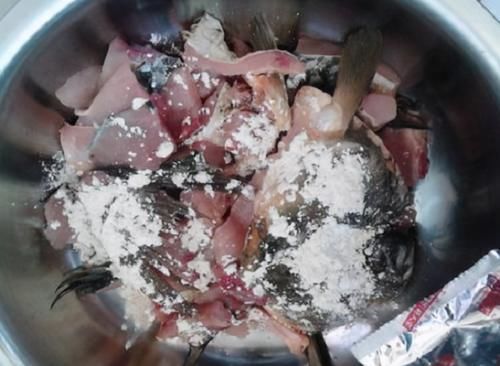 小米椒|做酸菜鱼，先放酸菜还是先煮鱼？大厨：顺序搞错，肉不入味还发腥